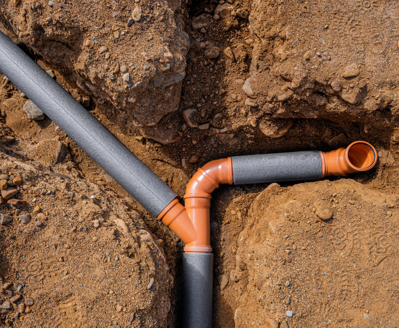 Laying sewer pipes